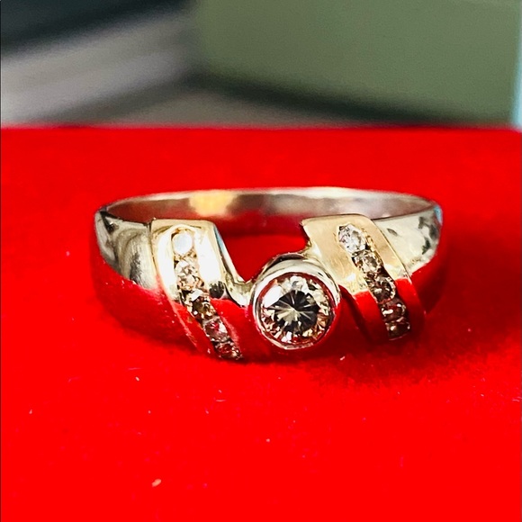 18k Gold & Diamond Ring - Picture 6 of 9